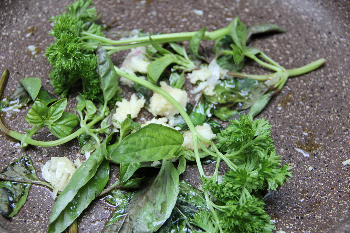 Обжариваем зелень с чесноком