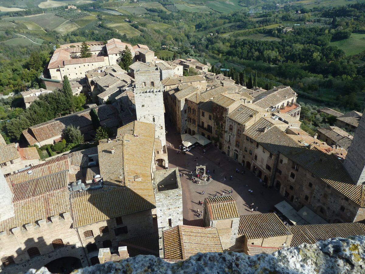 Правда, все это прекрасно вписывается в пейзаж тосканских холмов.