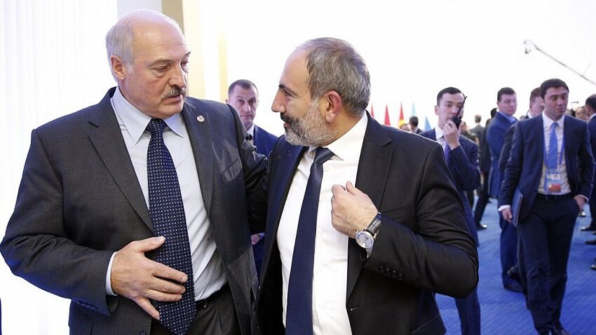Президент Беларуси Александр Лукашенко и исполняющий обязанности премьер-министра Армении Никола Пашинян. Фото: rferl.org