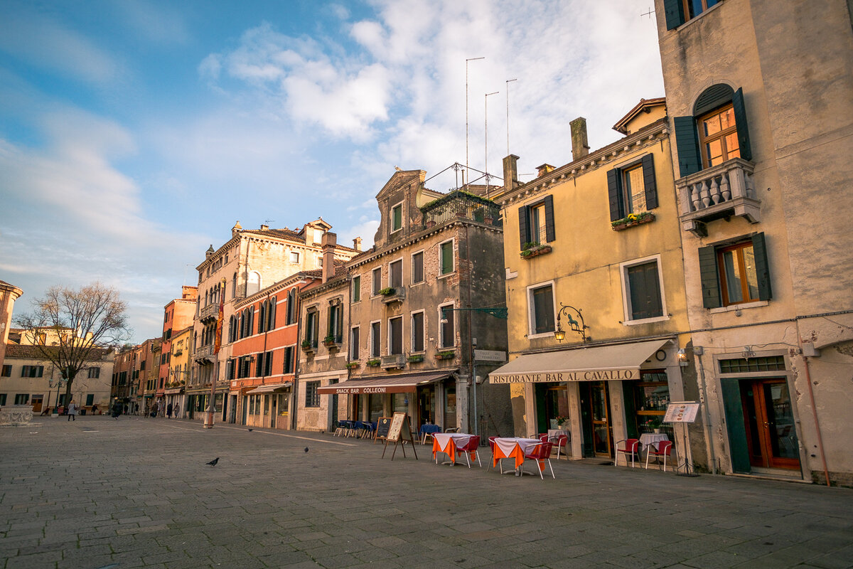 А еще в Венеции есть китайские рестораны. Не те, где рис и свинина по-сычуаньски. Это те, что называются "La Maddalena", кормят пастой и пиццей, а на чеке потом оказывается что вы поели в "Chow Ming Chilli". Слева на фото ресторан итальянский, слева — китайский. Найдите отличия.