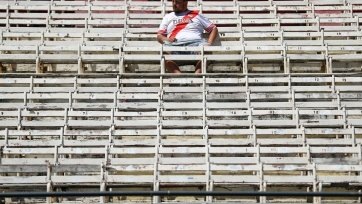 Фото: ReutersНа «Монументале» никто не спешил. Кричалки умолкли. Футбола нет. Его и не было – финал завершился, не успев начаться. Пустые трибуны, нетронутый газон. Тишина и покой. Спешить некуда.
