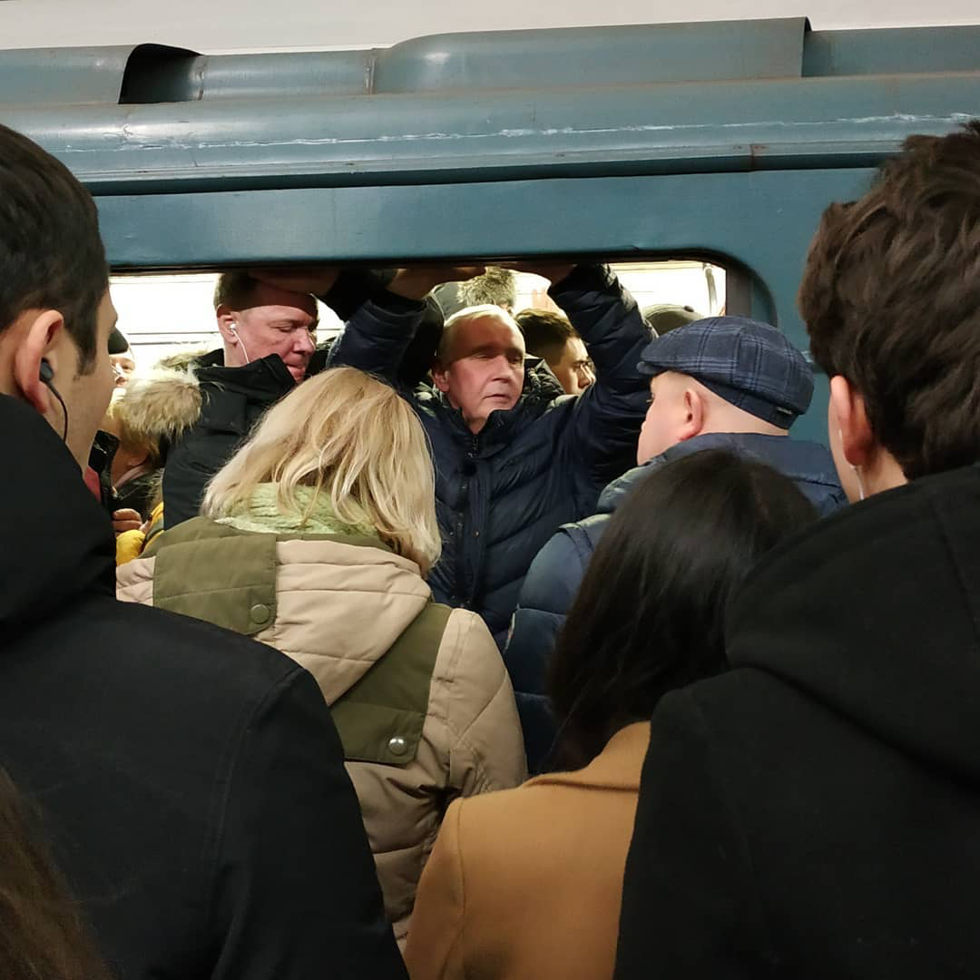 Часы пик. Давка в метро Москва. Московское метро в час пик. Час пик на Таганско-Краснопресненской линии. Пробки в Московском метро