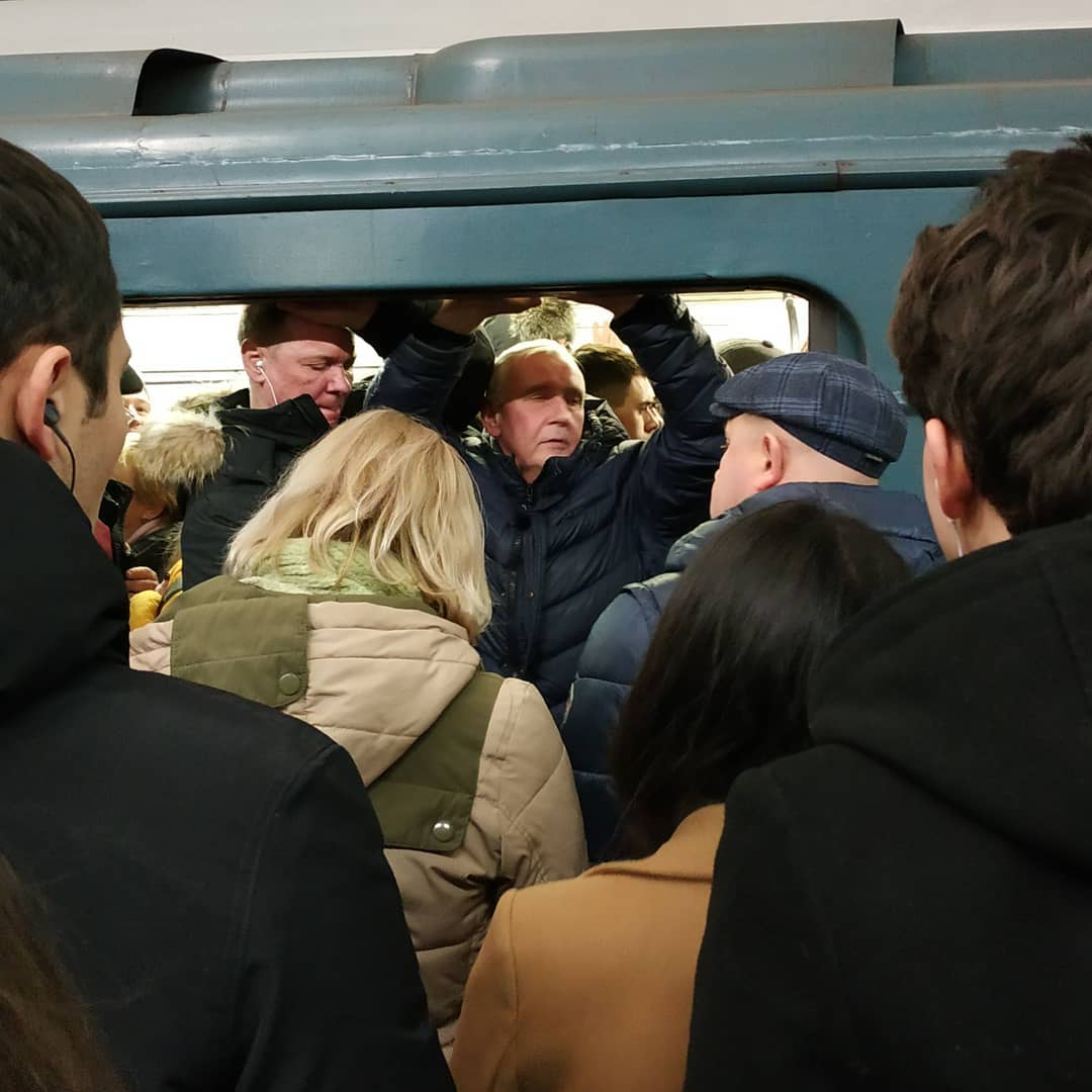 Пик метро. Давка в метро Москва. Московское метро в час пик. Час пик на Таганско-Краснопресненской линии. Пробки в Московском метро.