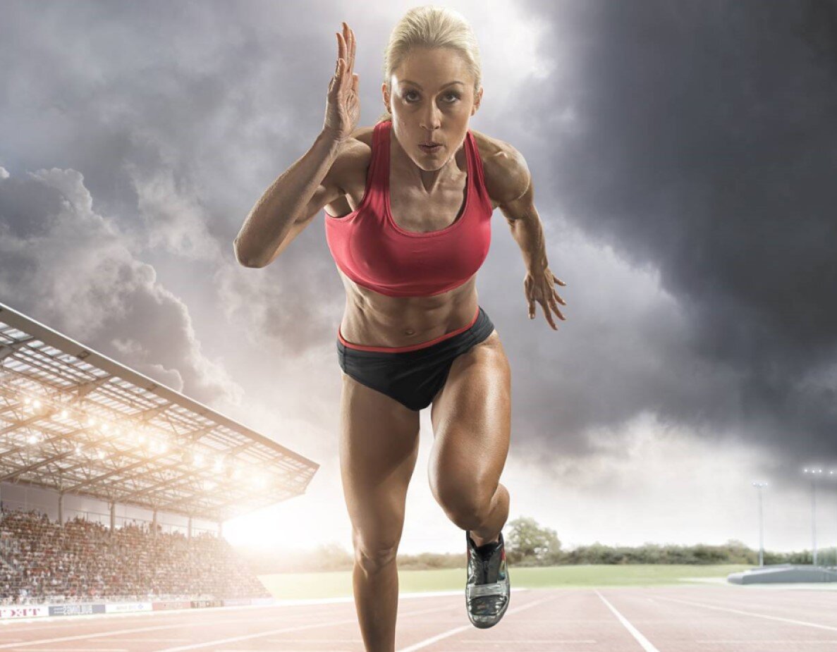  Девушка бежит спринт