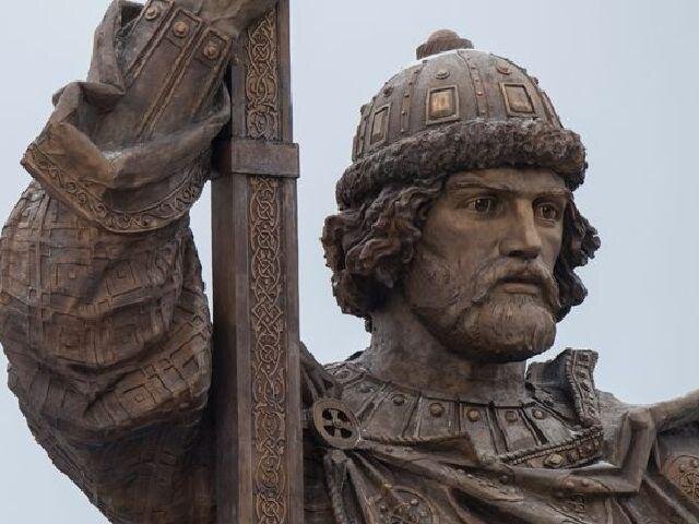 Памятник князю Владимиру на Боровицкой площади в Москве. 