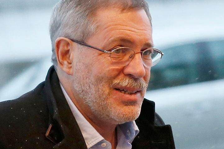  
Скандал вокруг оскорблений в адрес главы Хакасии и населения республики из уст пресс-атташе «Роснефти» Михаила Леонтьева не затихает. Накануне красноярский журналист Даниил Рубинович заявил, что просит следствие проверить высказывания вице-президента «Роснефти» сразу по нескольким статьям Уголовного кодекса РФ.

Даниил Рубинович не исключает, что слова Леонтьева могут подпасть сразу под несколько статей Уголовного кодекса: «Оскорбление», «Оскорбление представителя власти» и «Разжигание ненависти». А слова «У нас страна богатая, чего нам Хакасия?» можно расценить еще и как призывы к нарушению территориальной целостности, сообщает издание «ngs24.ru».

    - Интересно посмотреть, как работает система. У нас за репосты «ВКонтакте» люди получают реальные сроки. А здесь на всю страну говорят, что губернатор не обладает умственными способностями. И еще на всю страну с московским снобизмом заявляют: «Что такое Хакасия?». Если будет на заявление реакция — я удивлюсь», — рассказывает Даниил Рубинович.

В прошлом году Леонтьев грубо посылал журналистов каналов «Дождь» и BBC в ответ на вопросы о расходах госкомпании.

Пощечина всей Хакасии: Леонтьев объяснил, почему назвал нового главу республики дебилом

Навальный: Первым закон об оскорблении власти должен коснуться Леонтьева

Хакасы возмущены: Слова Леонтьева приравниваются к теракту
