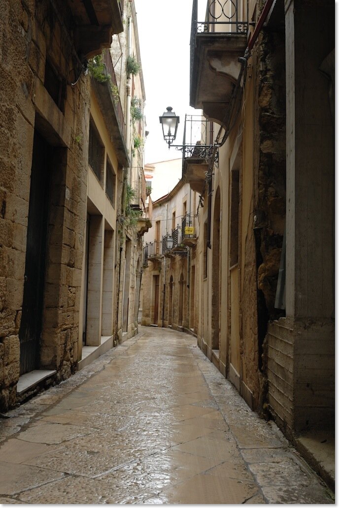 Вот настолько мало места между домами. 