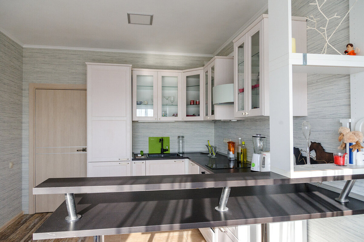 Продается квартира с шикарным видом на море в самом центре Сочи, верх Светланы. 
Общая площадь - 70м2.