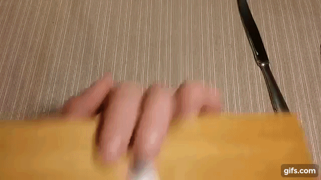 Лучше всего подойдет зеркало, но можно использовать любую гладкую поверхность.