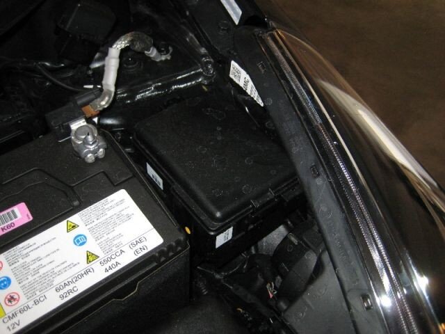 Первый блок находится в районе капота с правой стороны