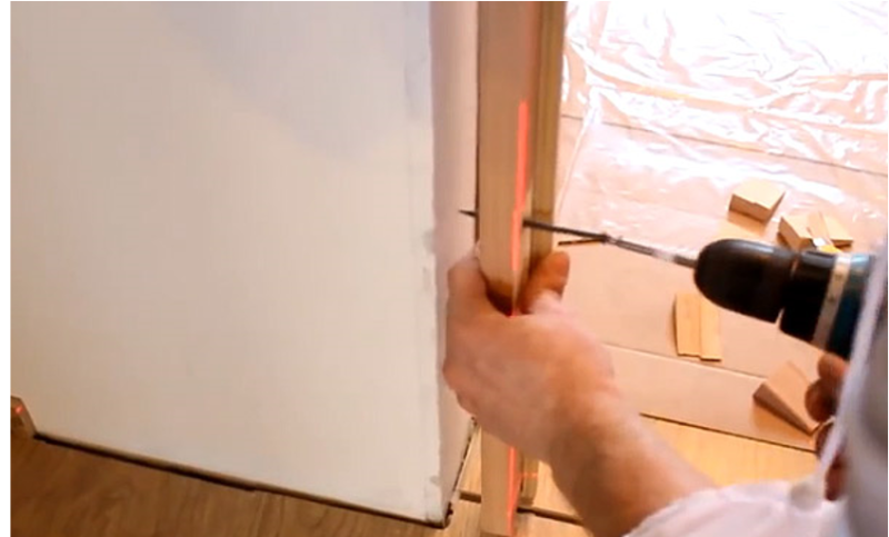 Дверной блок ставится на напольное покрытие.