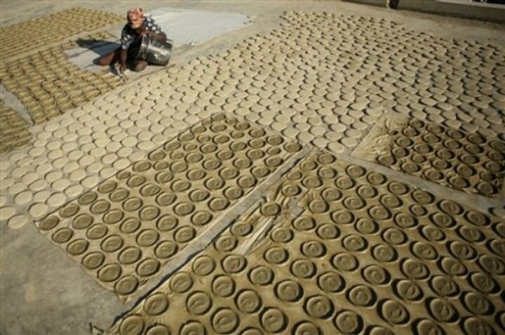 Мммм... вкусняшка, подумал бы я, если бы не узнал, что это самая обычная грязь. Отведать это блюдо можно на Гаити. Малоимущие жители вынуждены кормиться лепешками из прибережной грязи. В состав лепешек могут входить кусочки овощей, растительный жир или маргарин. Грязевые ляпехи сушат прямо на солнце, после чего развозят по местным магазинам. Стоит такая лепешка около 5 центов.