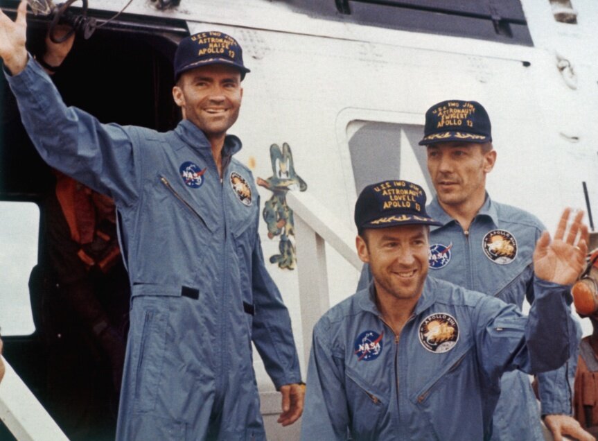 Вышедший из вертолета, недавно спасенный экипаж Аполлона-13. 
Слева направо: Фрейд Хейз, Джеймс Ловелл, Джон Суайгерт ©NASA