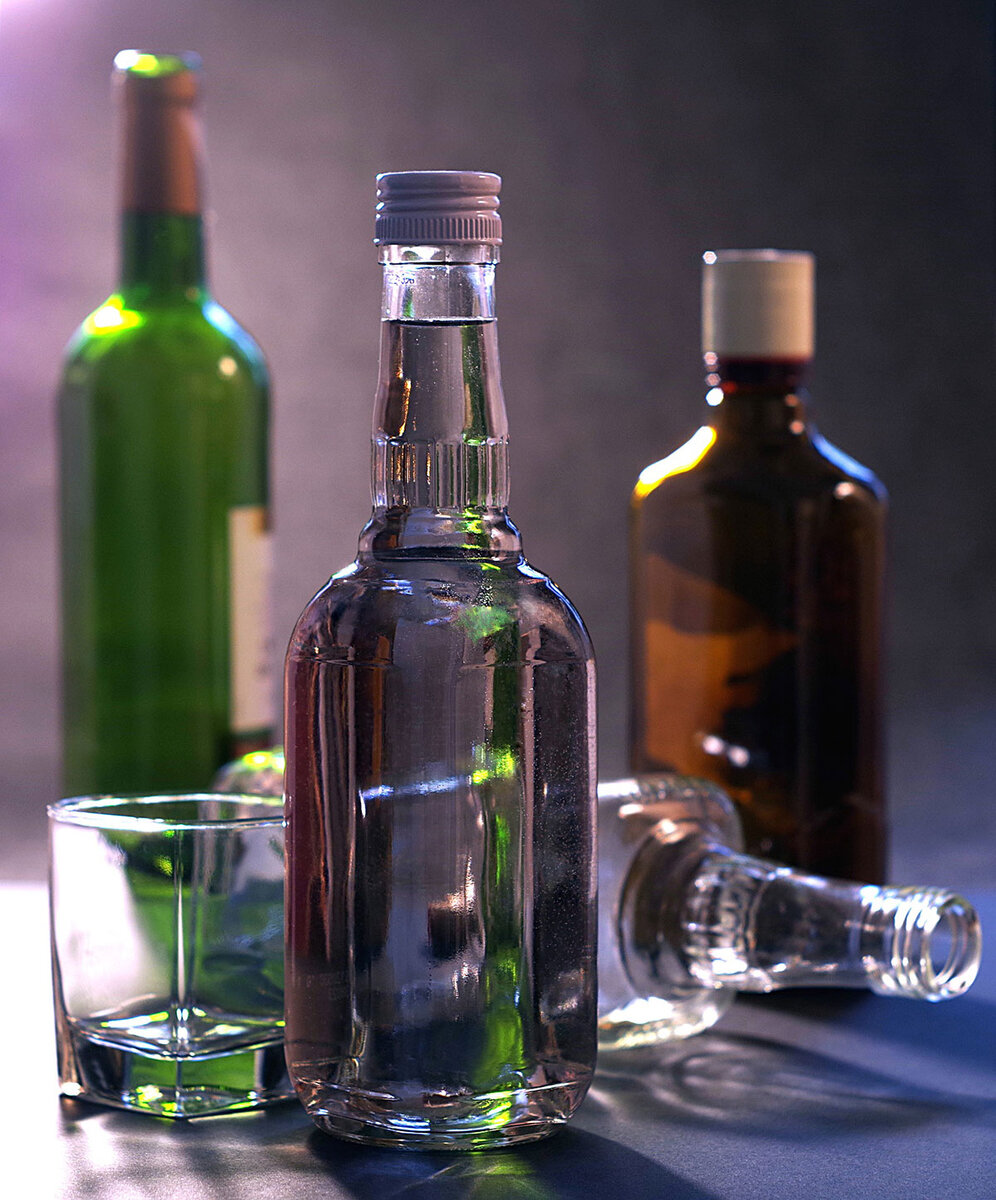 Четыре пустые бутылки на белом фоне концепция стеклянной тары эстетика бутылок
