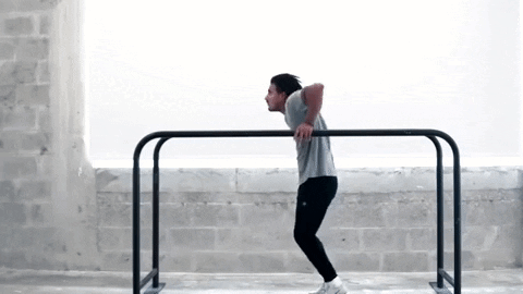 Отжимания на брусьях с прыжком