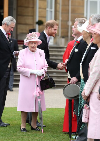 Фрейлина королевы отчитала гостью Букингемского сада за нарушение протокола