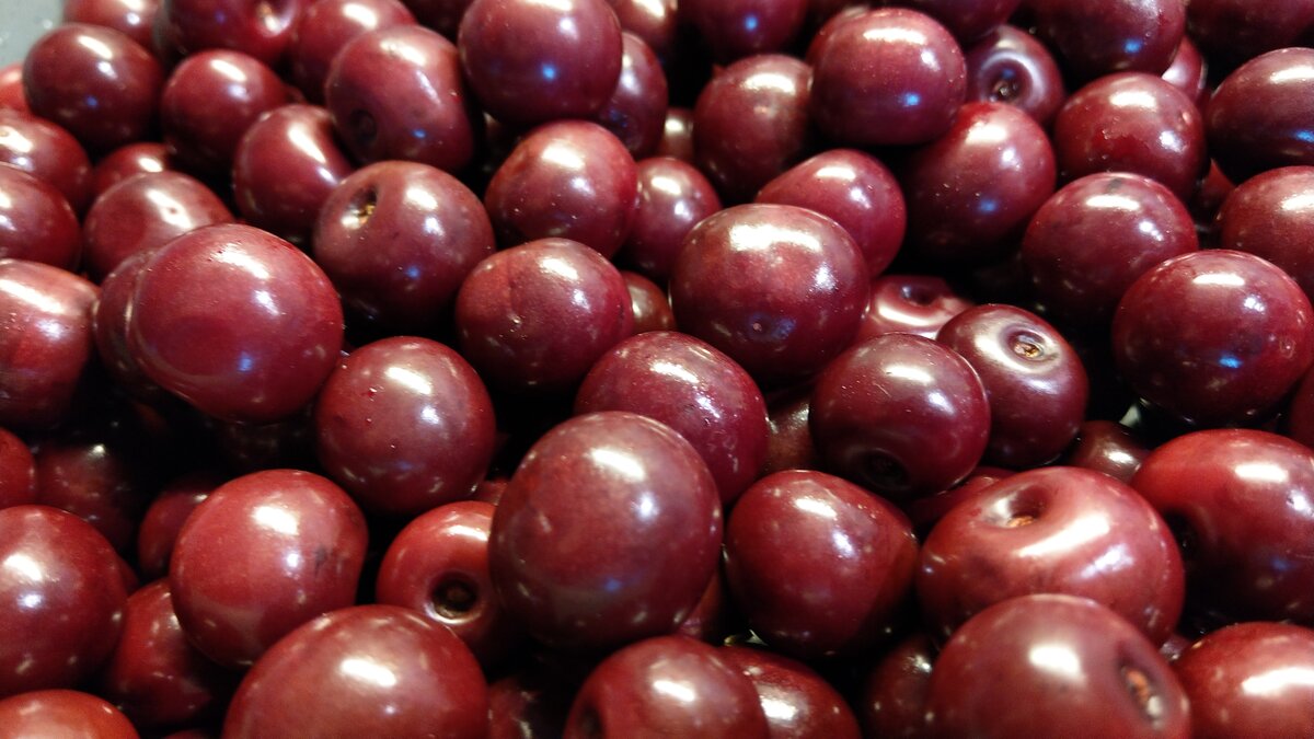 Вишню можно использовать как свежую, так и мороженую. 