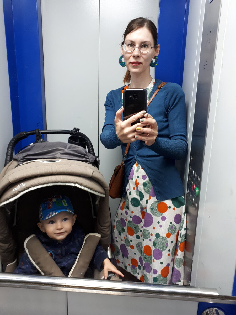 Подлинное платье 1970-х из хлопка в сочетании с современными вещами. А еще кнопки в лифте сочетаются с узором, кто не заметил.