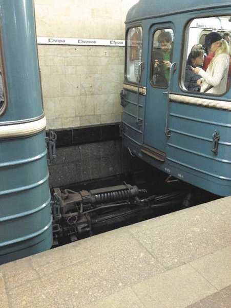 В метро Москвы расцепился поезд. Машинист удивил и спас пассажиров (ВИДЕО)