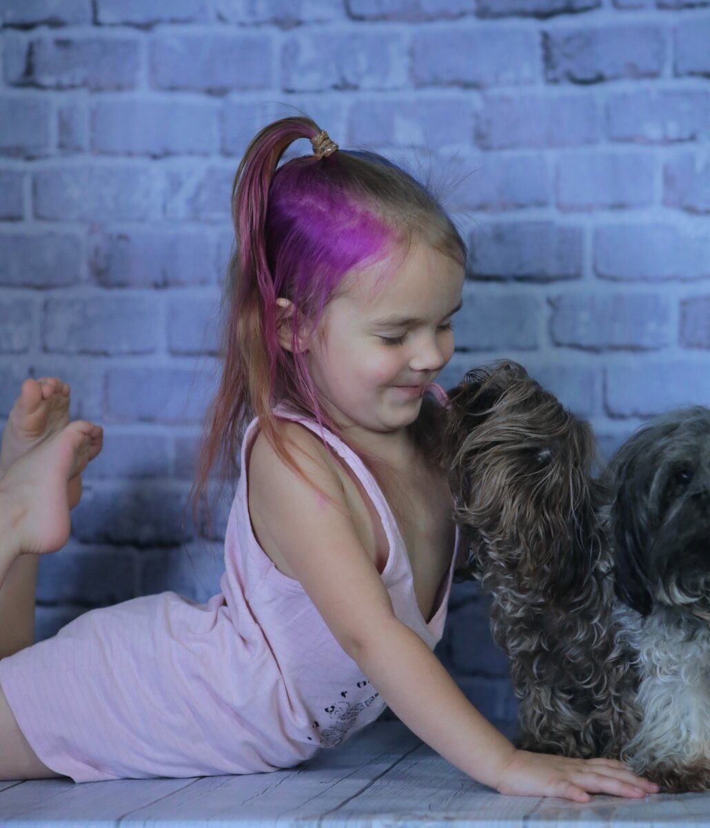 - Тихо! Не шуми! - строго прошептала Сашка. - Они должны поверить, что мы спим. Но стало только хуже. Младшая сестра отвернулась, еще тщательнее начала укладывать свою собачку, поправлять подушку и отнимать одеяло.
- Это мое одеяло! И кровать моя! Иди вообще в свою кровать! - Сашка сорвалась на крик и начала выпихивать сестрёнку. Та заорала. Громко. Мерзко. С надрывом. На всю квартиру.
Мама услышала, конечно, как тут не услышать. Этот ультразвук наверняка и до соседей доходит.
- Саша! Не обижай Гнома!
У мамы сильный голос, очень сильный и громкий. А еще строгий и злой. Вот же придумали - Гном. Мила она, а не Гном. В крайнем случае Слава. При чем тут вообще гномы? Гномы не живут в квартирах, и города не любят и пригородные леса им не нравятся. Да и где тут леса, так, жалкое подобие. Город съедает все вокруг, подминает, перемалывает, не оставляя ничего.
Мила прижалась к сестре, стараясь, чтобы собачке было просторней. Она опять ее укрывала, укутывала, складывала правильно лапки, расправляла хвостик.
Аня смирилась давно, лучше потерпеть и не шевелиться, чтобы ее правильно уложили, правильно укрыли и маленькая хозяйка наконец уснула. Тогда можно будет тихонько сбежать по своим собачьим делам. Днем ничего не получается успеть, надо быть рядом, вилять хвостиком и преданно смотреть в глаза. Правда за это хозяйка делилась с ней всем самым вкусным. И даже мама была не указ. Все равно, тайком, крошечная ручка протягивает кусочки. Раньше получалось прятаться под кухонным шкафами, хозяйка смешно бегала вокруг, уговаривала выйти и тянула ручки. Если забраться подальше, под мойку, то дотянуться не получалось. И можно было немного передохнуть, пока папа не отодвинет шкаф и не достанет собачку.
Наконец все угомонились, в квартире стало тихо. Коты закончили ночной обход, собаки разбрелись по лежанкам, родители перестали разговаривать. Даже на улице стихли все звуки. Город тоже спал. Он устал за целый день. И луна спряталась за большой тучей, и звезды горели еле-еле, боясь своим светом потревожить.
Кого?
Не знаю кого.
Кого-то.
Если присматриваться, то можно различить как живут звезды. В разные дни по-разному. Дерзко и ярко. Задорно и игриво. Смущённо и чуть-чуть. А иногда устало. И в эти дни хочется обнять все небо, собрать все звезды и помочь. Хоть как-нибудь, хоть чем-нибудь. Только как им поможешь. Я спрашивала, а они молчат. И не мигают в ответ.
Сашка лежала очень тихо и ждала. Она знала, что надо ждать и не спать. Главное не спать, хотя глаза предательски слипаются, хочется поуютнее зарыться в одеяло, свернуться комочков... Нельзя!
Тогда сначала услышишь, очень осторожно, чуть заметно. Потом можно будет немного приоткрыть глаза и даже что-то разглядеть сквозь ресницы. Только бы не уснуть. Только бы дождаться. Только...
- Саша! Гном! Вставайте! Одиннадцать часов. Умываться и завтракать.
