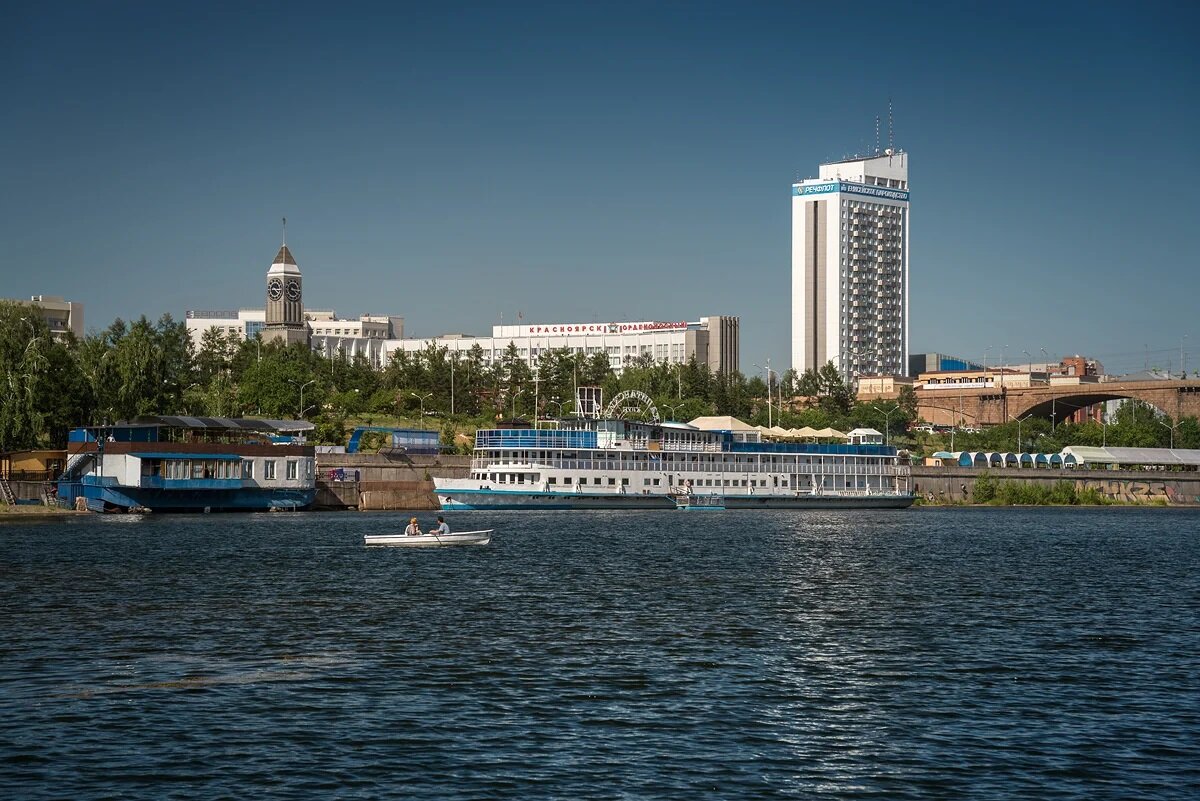 Вид на Красноярск  с Енисея.