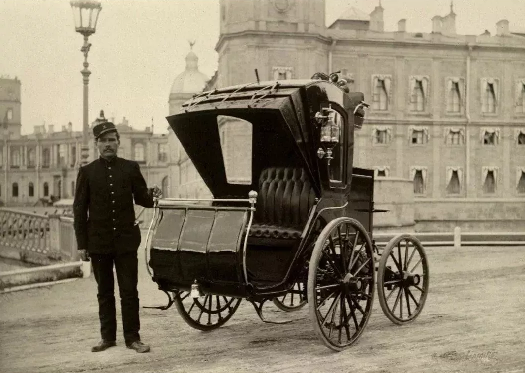 Т в первый российский. Первый русский электромобиль Ипполита Романова 1899 г. Электромобиль Омнибус Романова.