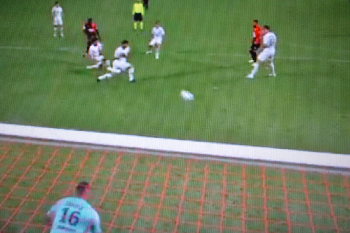 Чёткий удар с разворота и мяч скоро окажется в сетке ворот ПСЖ,