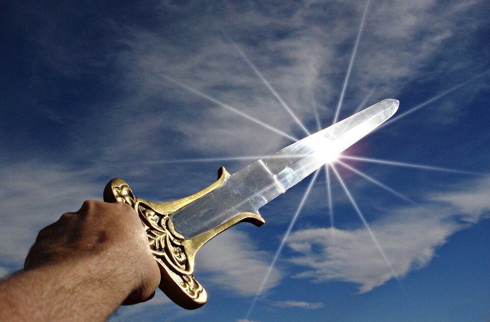 https://cdn.pixabay.com/photo/2015/05/31/00/02/sword-790815_960_720.jpg