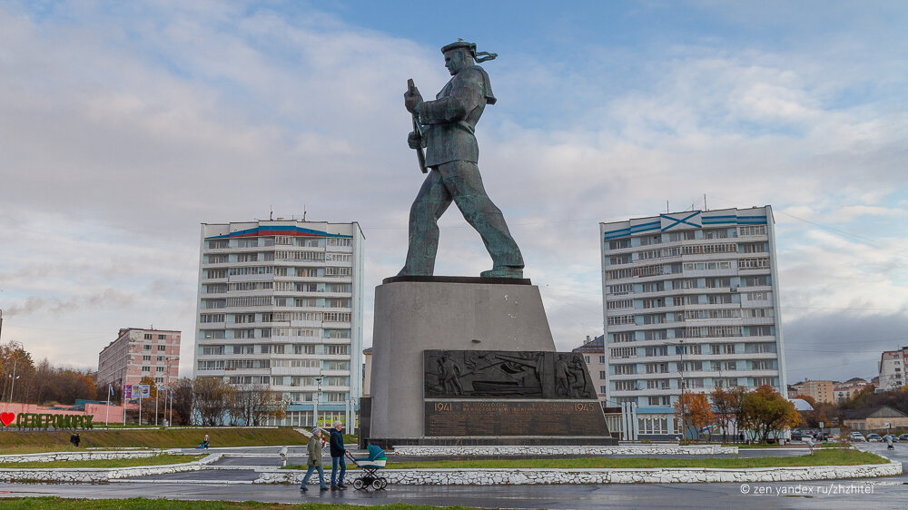 Столица северо. Североморск памятник героям североморцам. Памятник героям-североморцам, защитникам Заполярья. Памятник Алеше Североморск. Североморск памятник моряку.