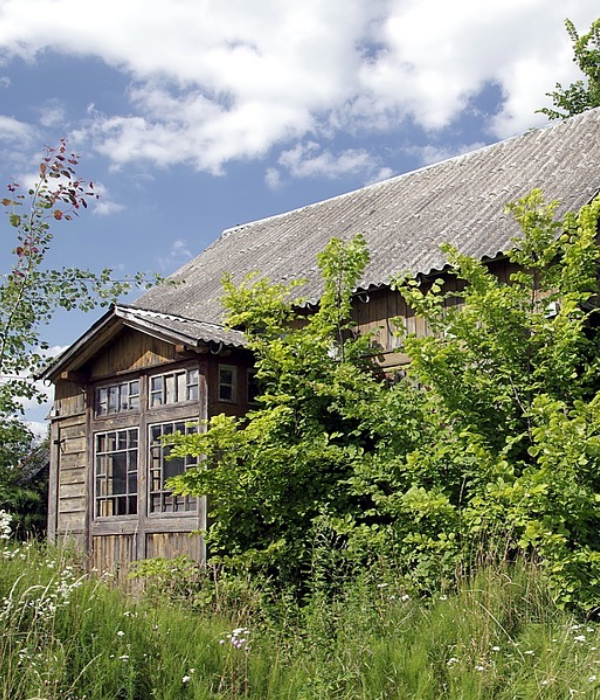 https://cdn.pixabay.com/photo/2017/07/22/05/16/cottage-2527915_960_720.jpg