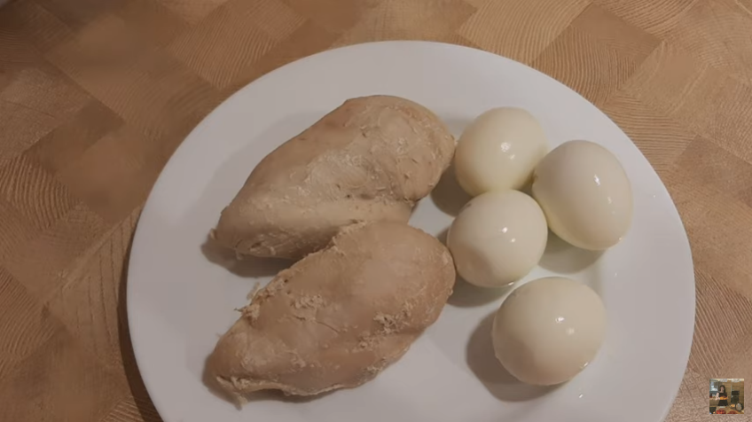 Салат с копченой курицей, ананасами и кукурузой