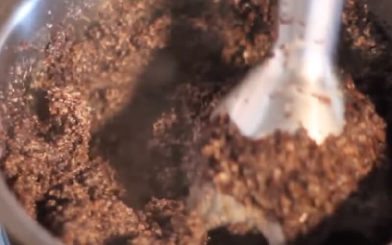 Мак перебиваем блендером, пока масса не посветлеет.