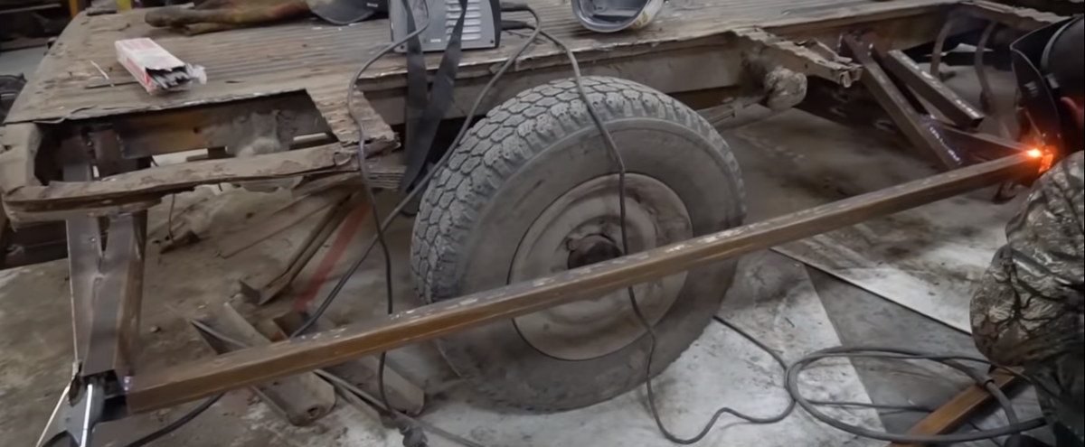 Мужики построили дерявянный дом на базе Уазика, вот что у них получилось