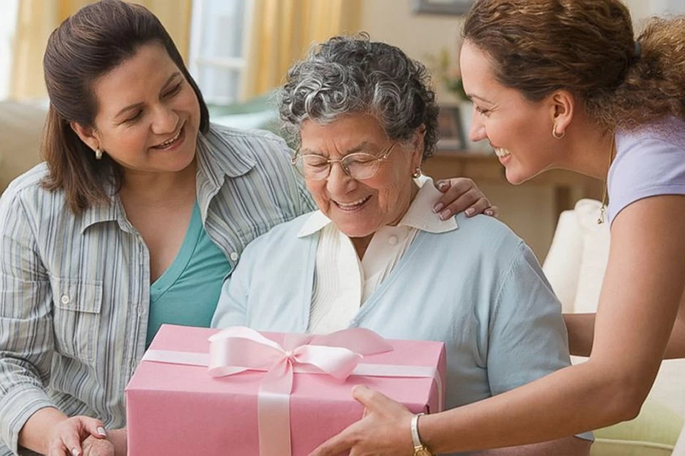 Grandma gives. Подарки для пожилых людей. Подарок бабушке. Человек дарит подарок. Подарок пенсионеру.
