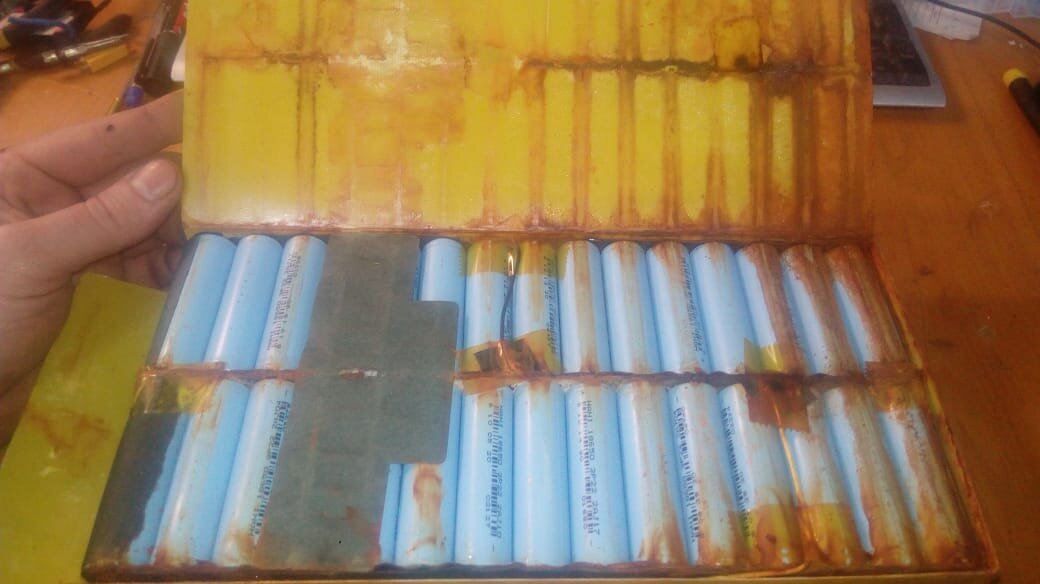 Следы влаги, которая превратилась в ржавчину