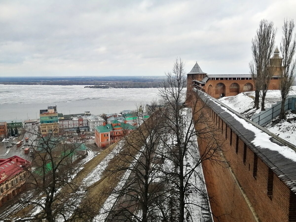 Вид с кремлёвской стены на слияние Оки и Волги
