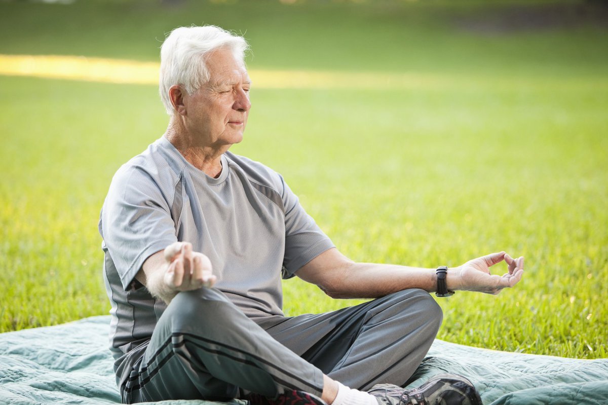 How old man. Медитация пожилые люди. Пожилой мужчина. Йога пожилые медитация. Йога для пожилых людей.