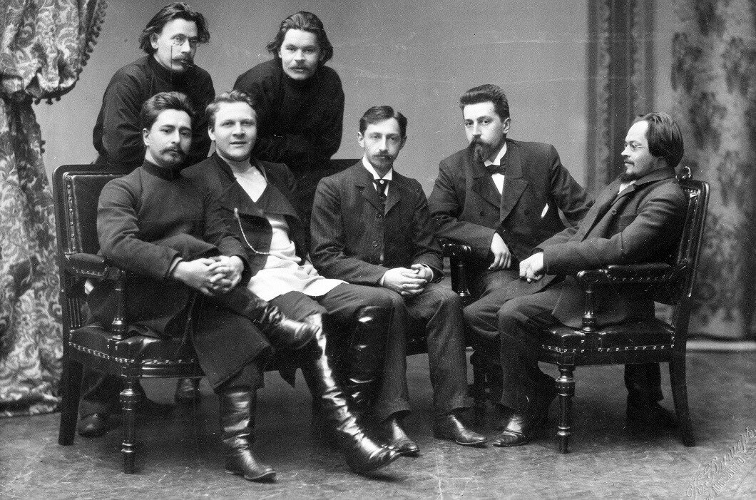 Заседание литературного кружка «Среда». 1902 годСтоят (слева направо): Скиталец и Максим Горький. Сидят: Леонид Андреев, Федор Шаляпин, Иван Бунин, Николай Телешов и Евгений Чириков.
Библиотека им. Н. А. Некрасова