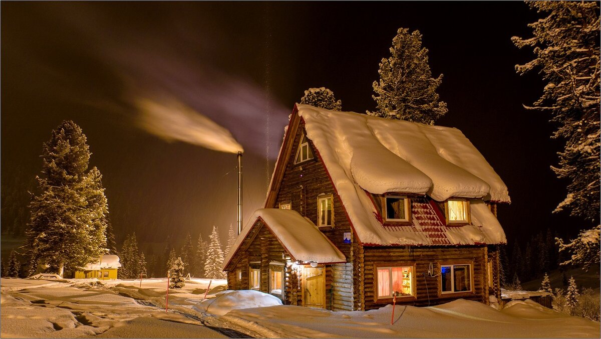 Зимний домик ночью