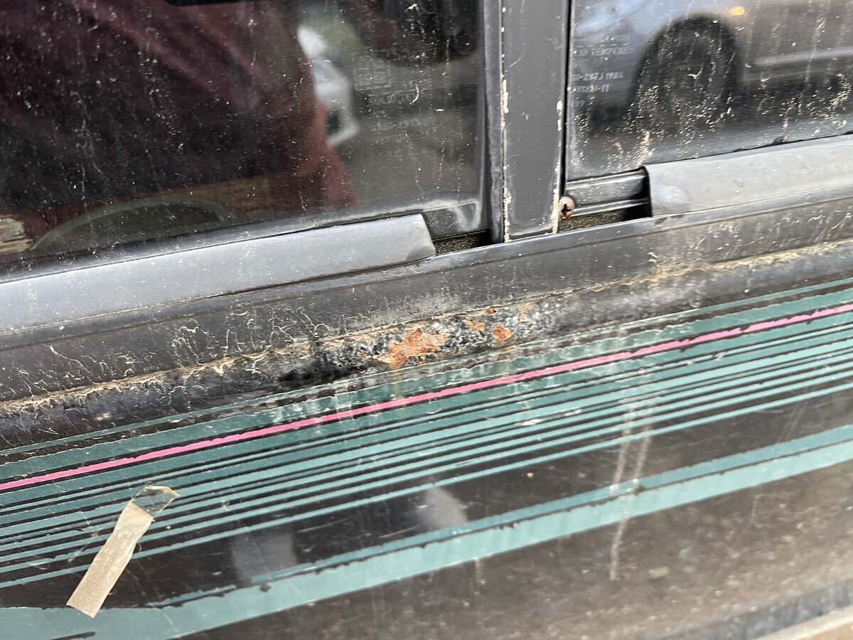 Ржавчину нашел только в одном месте, возле бокового окна с правой стороны