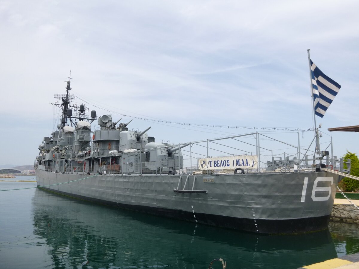 Fig. 2. Greece, Piraeus, Gulf of Faliro, destroyer «Velos» D-16, formerly USS Charrette (DD-581) Fletcher-class, view from back to two single 127 mm. gun and one 1x2 76 mm. Mark XXII twin mount view. 
