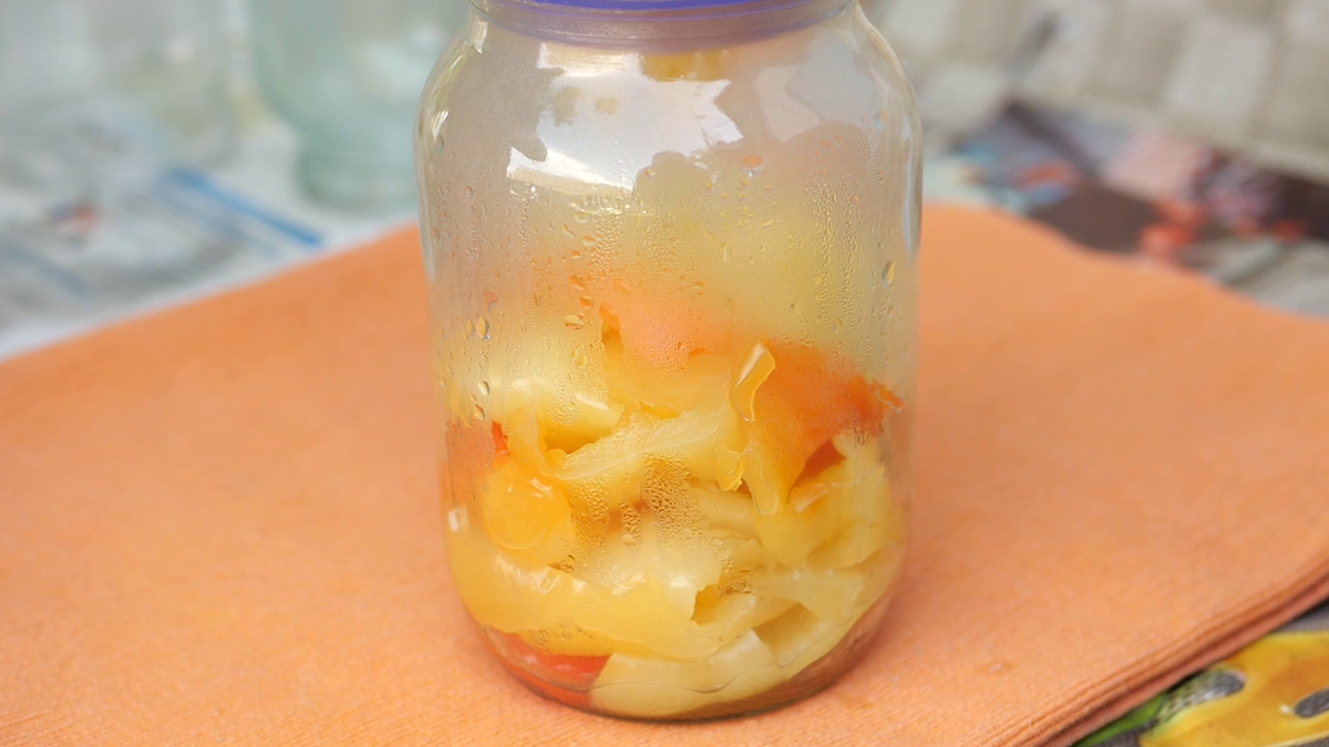 Хоть 100 банок закрой, все будет мало. Самая простая и вкусная заготовка на зиму из перца. Хоть 100 банок закрой, все будет мало. Самая простая и вкусная заготовка на зиму из перца.