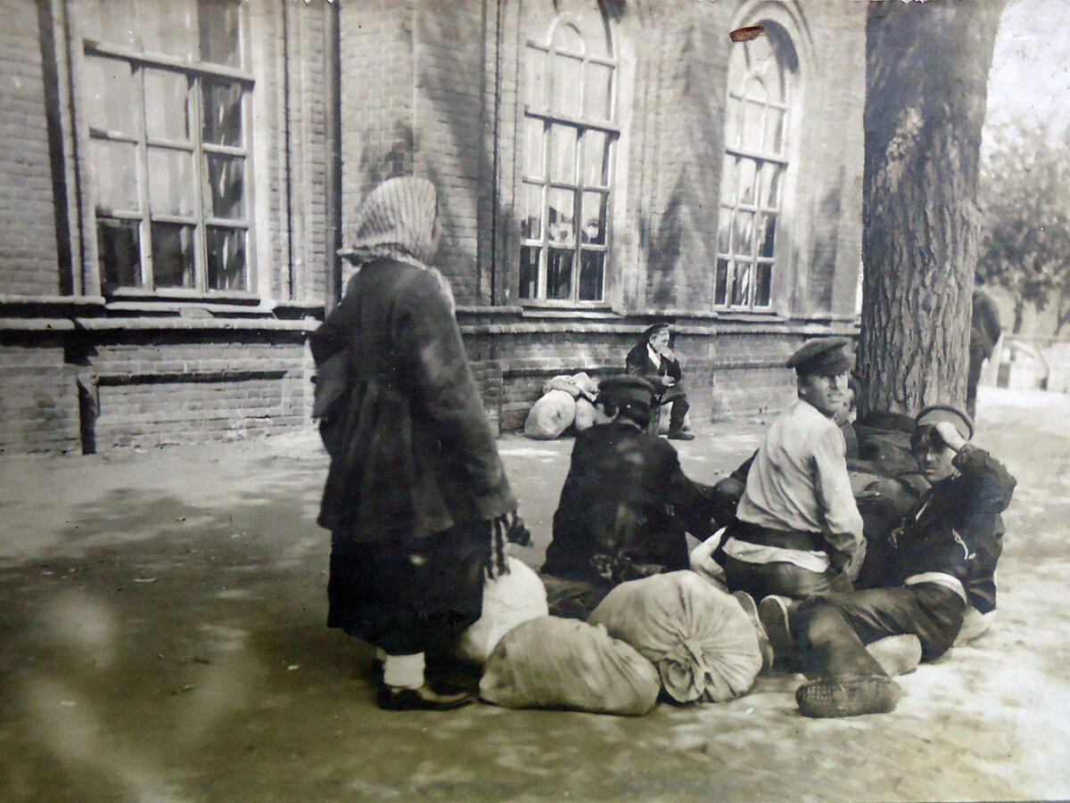 «Зал ожидания» для пассажиров 4 класса. Фото сделано на вокзале ст. Каменской. 1900-е гг. . Из коллекции "КА".