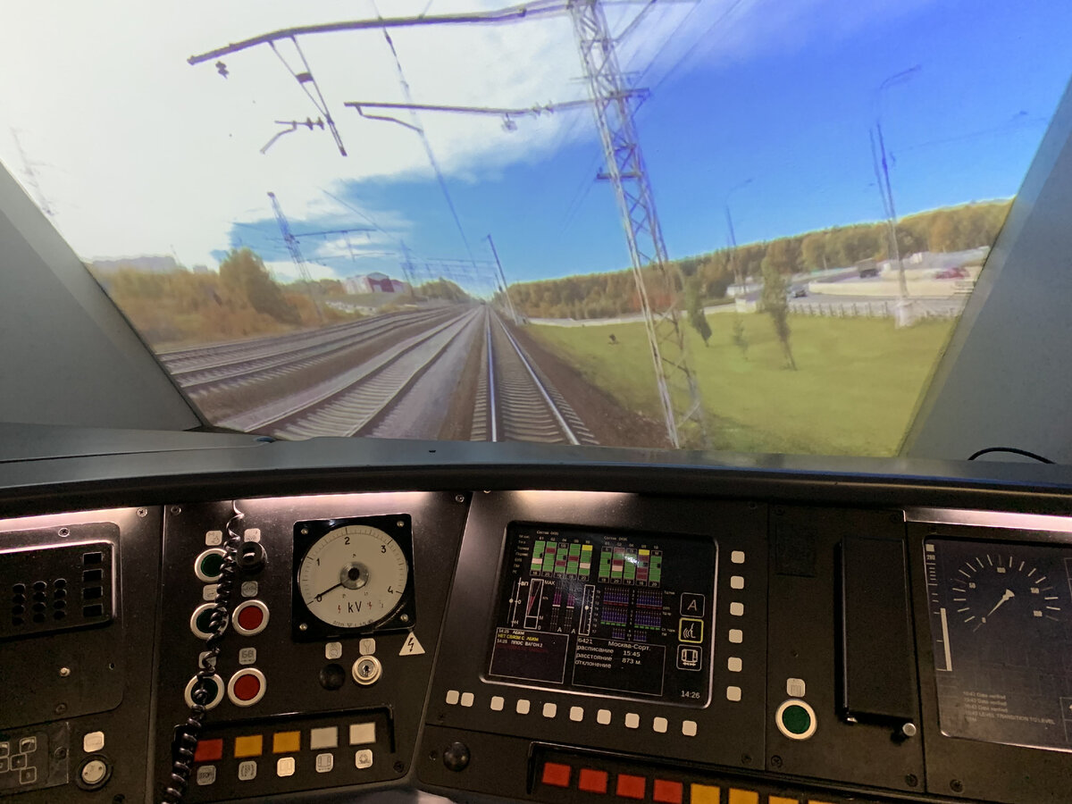 Кабина, в которой можно почувствовать себя машинистом электропоезда. Есть возможность выбрать по какому из диаметров покататься – по первому или второму