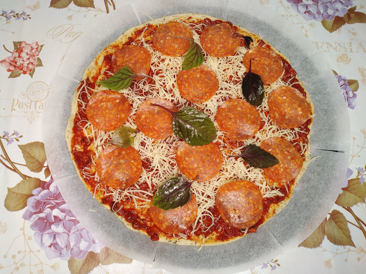 Стряпаем пиццу в детском саду. Пицца жареная из магнита. Итальянец делает пиццу. Рецепт пиццы в микроволновке для детей. Рецепт пиццы на сковороде без майонеза