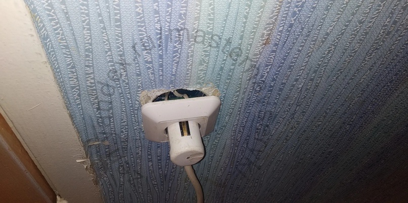 Первым делом необходимо обесточить розетку и открутить лицевую панель. 
Самый простой способ закрепить розетку, конечно, подкрутить винты регулирующие распорные лапки. Но часто эта мера не помогает, потому что они уже не фиксируются в старом подрозетнике.

Тогда решить эту проблему помогут прокладки из подручных материалов.

Это могут быть кусочки линолеума, наждачной бумаги или деревянные щепки.