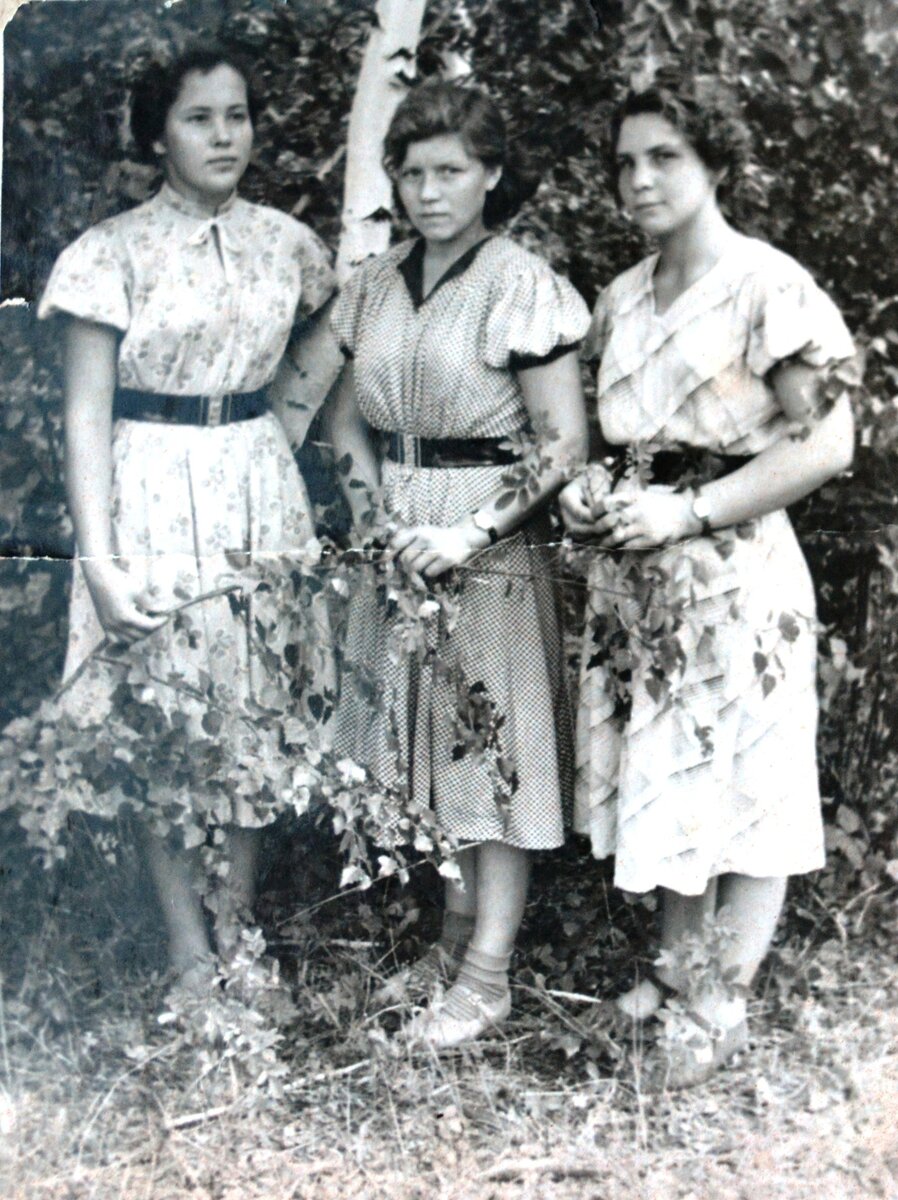 Мама с подругами (в центре). 20 лет