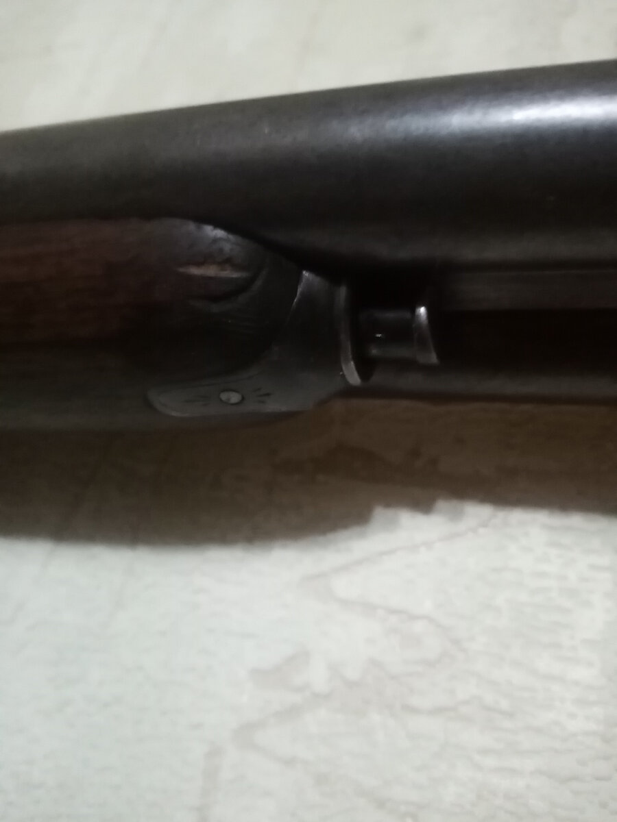 Цевьё с характерной кнопкой системы Энсон-Дили. Такие выпускали до конца Великой Отечественной Войны