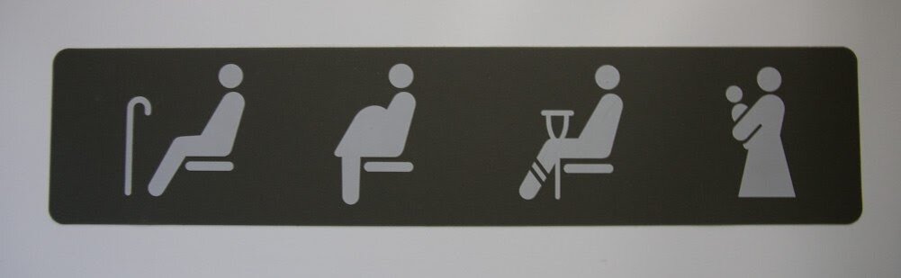 Уступайте места инвалидам пожилым людям. Знак места для пассажиров с детьми. Места для пассажиров с детьми и инвалидов. Купейный вагон 61-4440. Пиктограмма места для пассажиров с детьми и инвалидов.