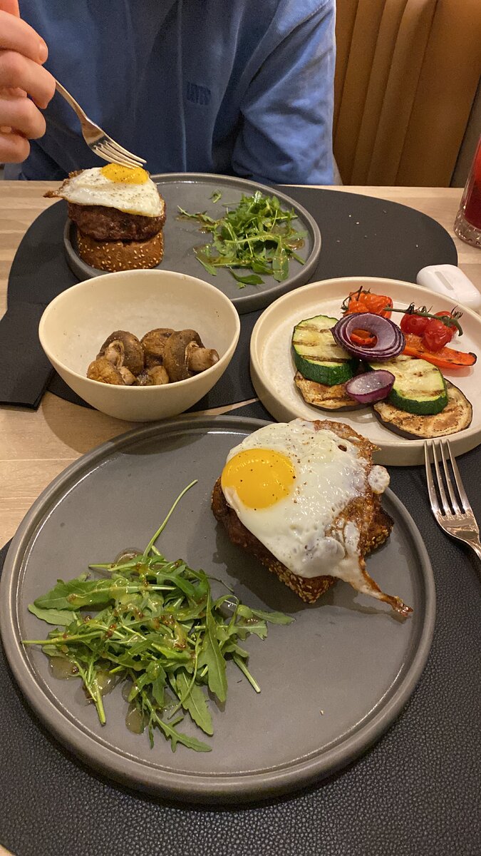 Всем привет 👋 
Хочу рассказать про самое вкусное блюдо которое когда либо пробовал😍😍
Бивштекс с мацареллой внутри 🤯
Ресторан находится в Санкт Петербурге 
к сожалению название ресторана не запомнил😅😅sorry 